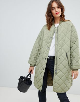 Зеленое стеганое пальто с чем носить