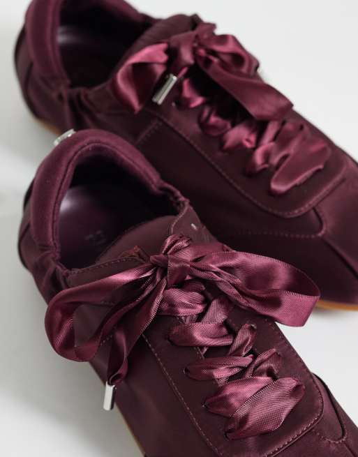 Steve Madden – Artiste – Vinröda sneakers med snörning i satin, 4 av 5