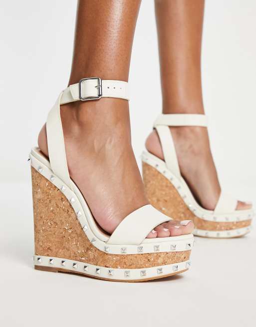 Steve Madden – Behati – Ledersandalen mit Keilabsatz aus Kork und Nieten in Knochenweiß, 2 von 4