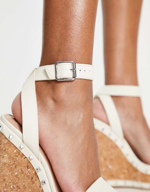 Steve Madden – Behati – Ledersandalen mit Keilabsatz aus Kork und Nieten in Knochenweiß, 4 von 4