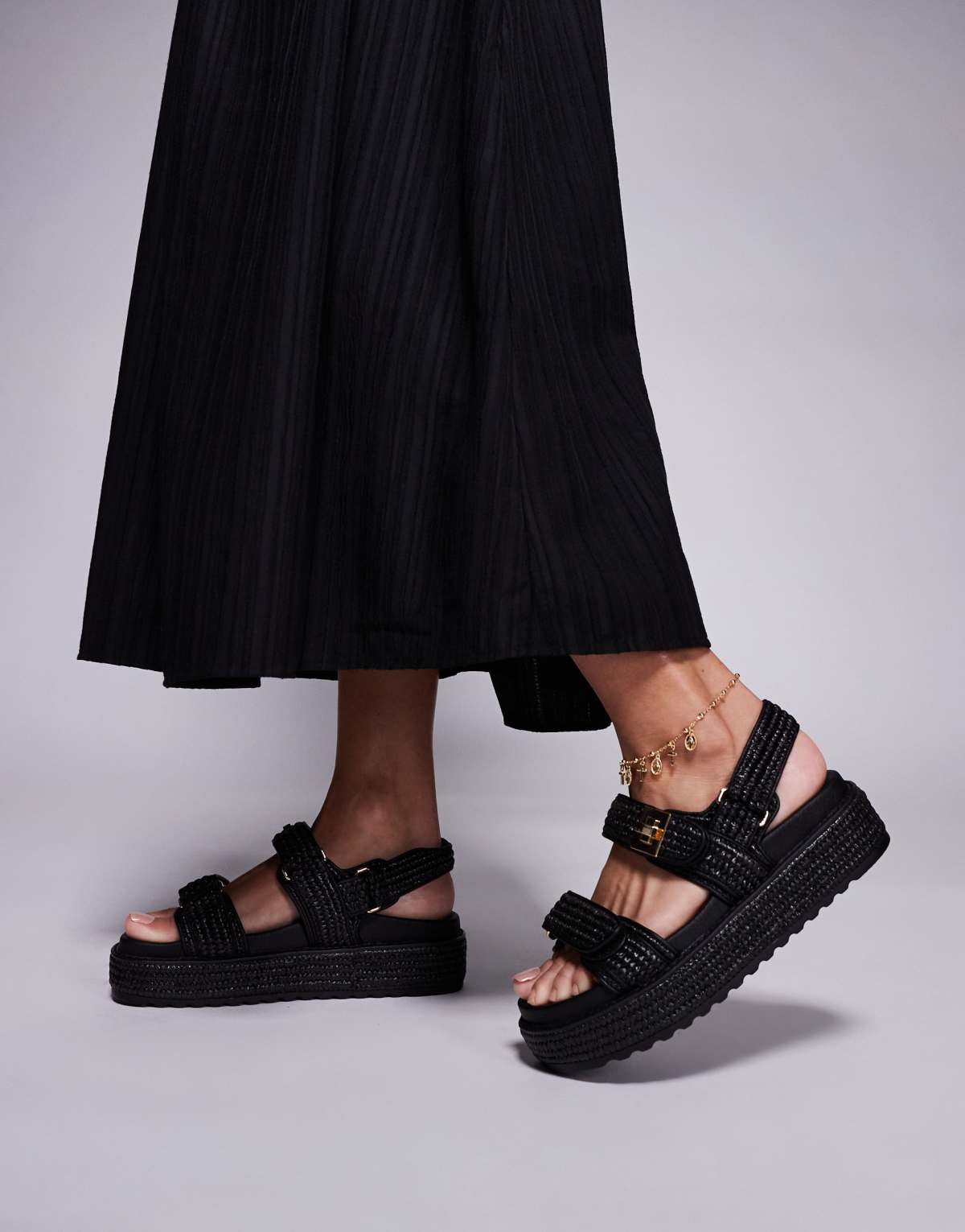 Steve Madden Big Mona chunky sandals in raffia black