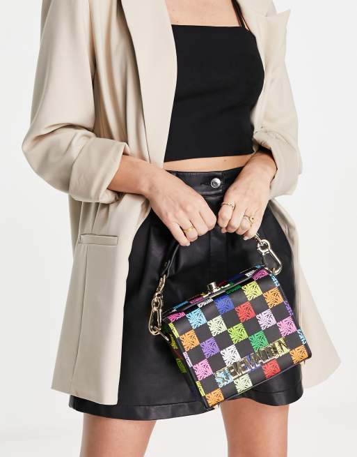 Steve Madden – Bkrome-c – Czarna torebka crossbody w monogramowy tęczowy wzór
