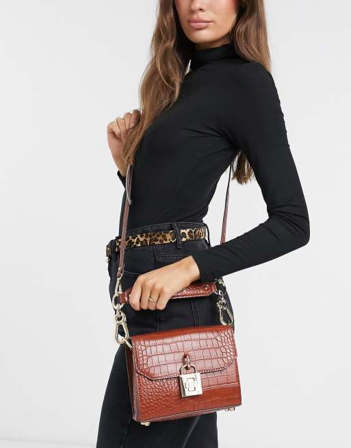 Steve Madden - Bpure - Crossbody-taske med guld-hængelås i cognac krokodille, 2 af 4