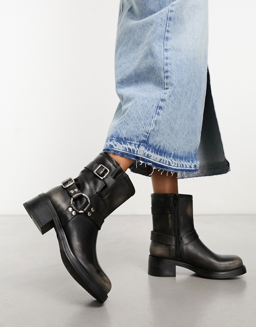 STEVE MADDEN BRIXTON LOW ANKLE BIKER BOOTS WITH HARDWARE IN BLACK