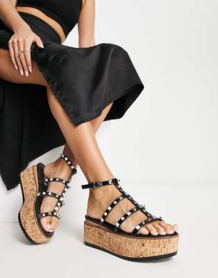 Steve Madden – Clovis – Sandalen in Kroko-Schwarz mit flacher Plateausohle und Nietenbesatz
