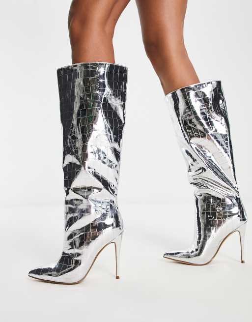Steve Madden – Dignify – Silvriga, krokodilskinnsmönstrade boots med klack