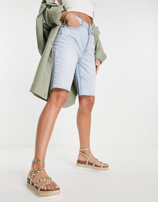 Steve Madden – Kailee – Guldfärgade sandaler med kilklackar och nitar, 4 av 4