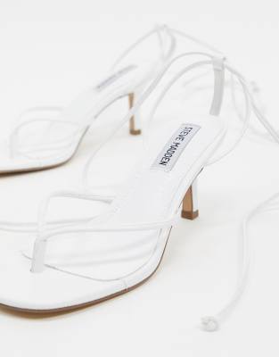 Steve Madden Lori Weisse Sandalen Mit Mittelhohem Absatz Zehensteg Und Knochelschnurung Asos