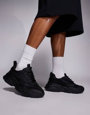  Possess chunky trainer 