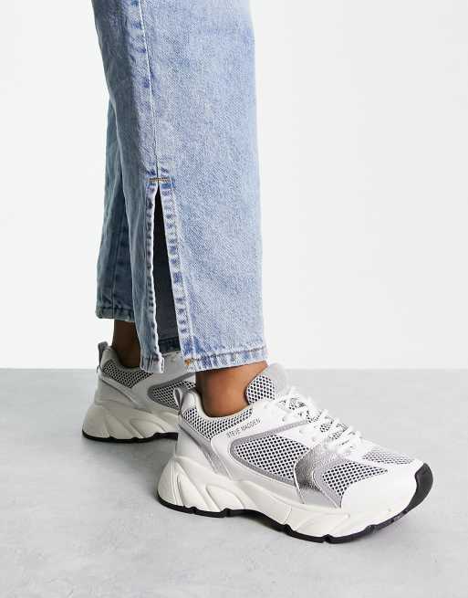 Steve Madden – Standout – Sneaker in Weiß und Silber mit mehreren Einsätzen und dicker Sohle, 4 von 4