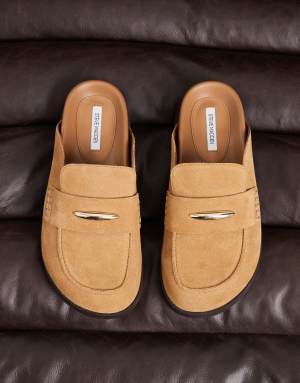 Steve Madden Tobin clogs in chestnut suede