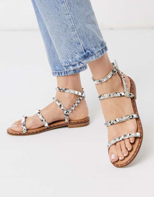 Steve Madden Travel Sandali bassi pitonati color naturale con borchie