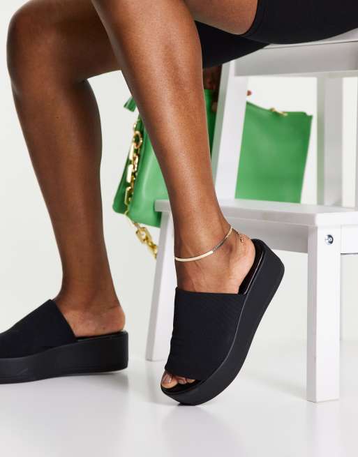Steve Madden - Tætsiddende slip on-flatform-sandaler i sort
