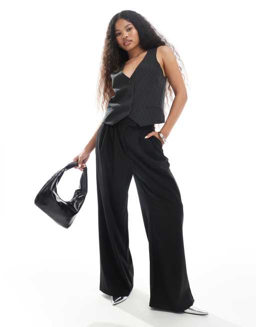 Stradiarius Petite tailored pleat front trouser in black  , 3 of 5