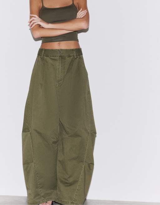 Stradivarius 100% bomulds barrel-bukser i khaki, 2 af 4