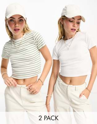 Stradivarius - 2er-Pack knapp geschnittene Basic-T-Shirts in Weiß und mit Streifenmuster