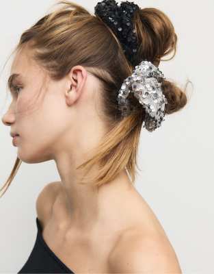 Stradivarius - 2er-Pack Scrunchie-Haargummis in Grau mit Paillettenbesatz