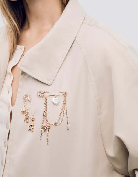 Stradivarius – 2er-Set Anstecker in Gold-Optik mit Stecknadel und Anhängern - view 1