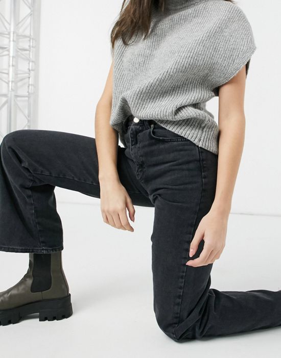 https://images.asos-media.com/products/stradivarius-90s-dad-jean-in-washed-black/22560222-4?$n_550w$&wid=550&fit=constrain