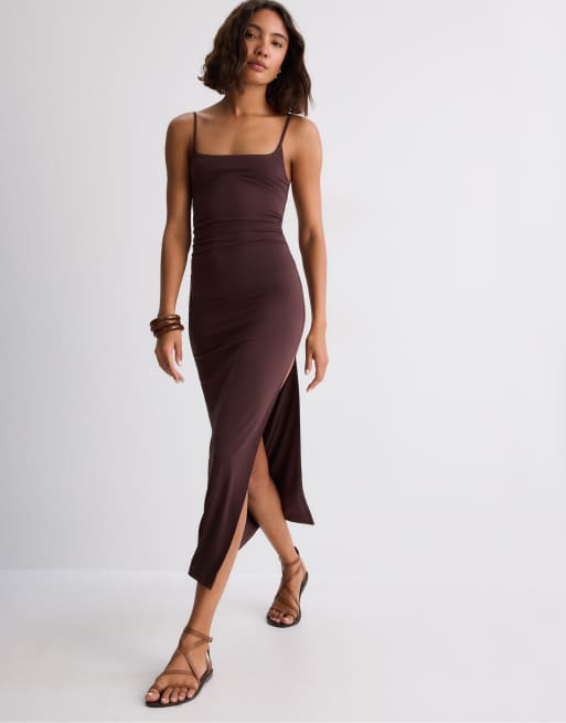 Stradivarius - Aangerimpelde midi jurk met bandjes in bruin, 3 van 4