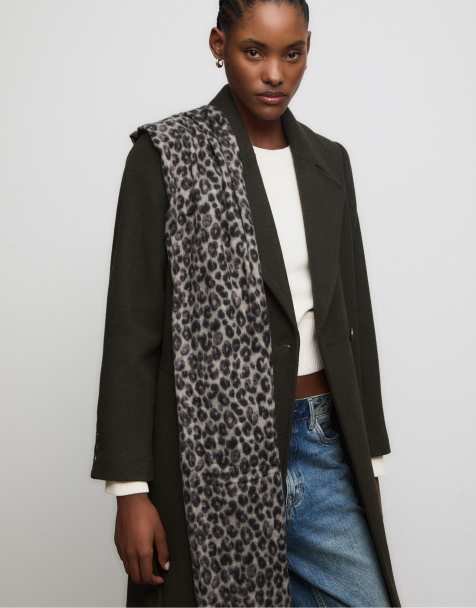 Stradivarius Animal print scarf in black - view 1