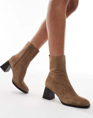 Stradivarius - Ankle-Boots aus hellbraunem Wildleder mit Absatz