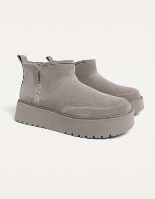 Stradivarius - Ankle-Boots aus Kunstleder in Grau mit Kunstpelz
