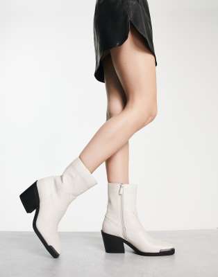 Stradivarius - Ankle-Boots im Western-Stil in Ecru mit farblich abgesetzter Sohle-Schwarz