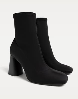 Stradivarius - Ankle Boots in schwarzer Neopren-Optik mit hohen Absätzen