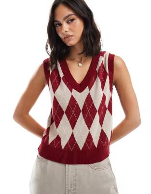 argyle knit vest in burgundy-Red