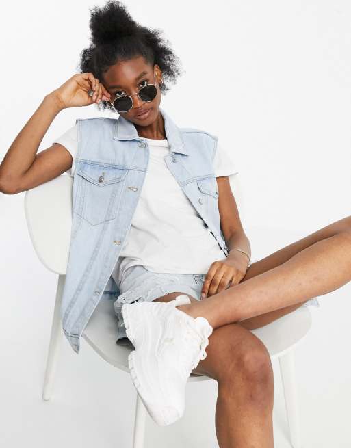 Stradivarius – Ärmellose Oversize-Jeansjacke aus Baumwolle mit kurzem Schnitt in Blau - MBLUE