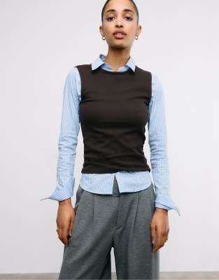 Stradivarius - Ärmelloses Basic-T-Shirt in Braun-Brown