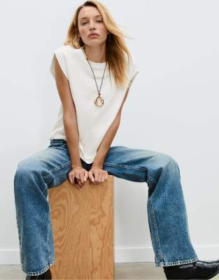 Stradivarius - Ärmelloses Basic-T-Shirt in Ecru-Weiß