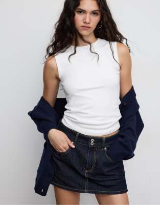 Stradivarius - Ärmelloses Basic-T-Shirt in Weiß