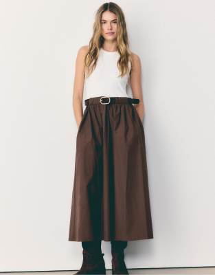 Stradivarius - Ärmelloses Midikleid aus zwei Materialien in Braun mit Gürtel-Brown