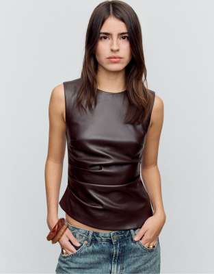 Stradivarius - Ärmelloses Oberteil in Braun mit Lederoptik-Brown