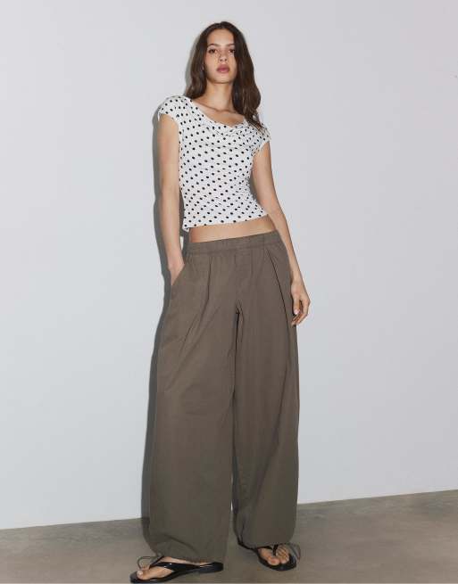 Stradivarius – Ärmelloses Oberteil in Weiß mit durchgehendem Polka Dot-Muster, 4 von 4
