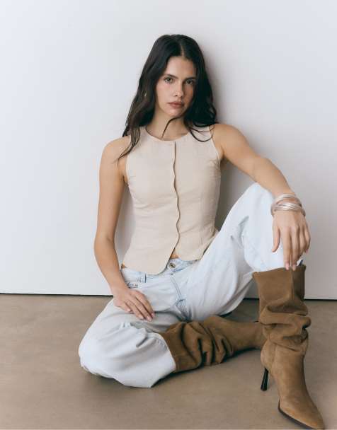 Stradivarius – Ärmelloses Top in Steinbeige mit Knöpfen - view 1