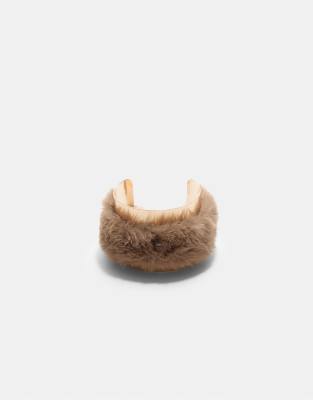 Stradivarius - Armreif mit Kunstpelz in Braun-Brown