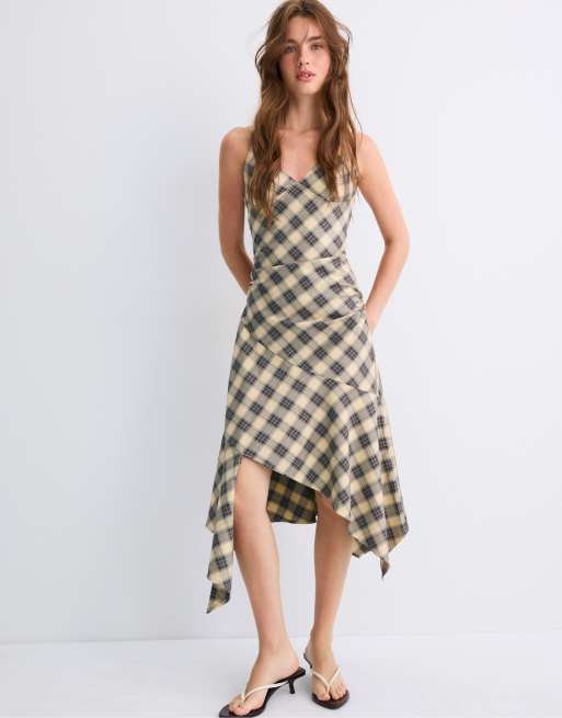 Stradivarius Asymmetric check print midi dress in beige, 5 of 7