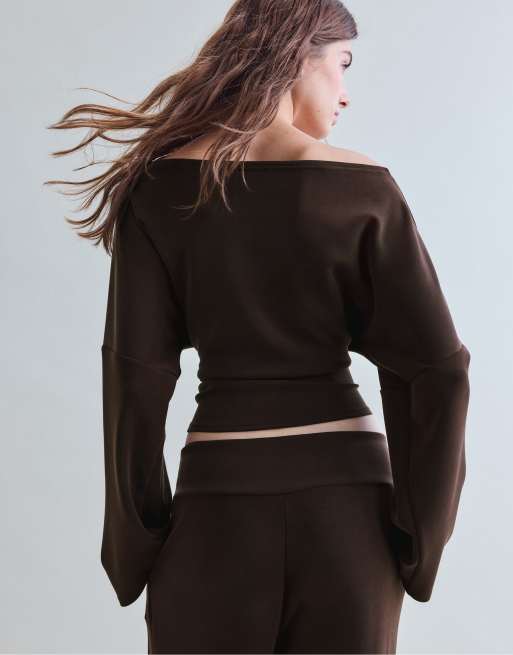 Stradivarius Asymmetric cropped sweatshirt in brown, 3 of 7