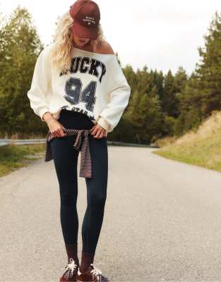 Stradivarius - Asymmetrisch geschnittenes Sweatshirt in Vanillegelb mit Print-Weiß