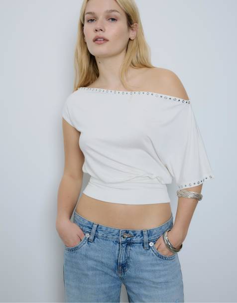 Stradivarius - Asymmetrisch T-shirt met studs in ecru - view 1
