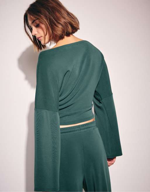 Stradivarius asymmetrische cropped sweatshirt in kaki, 3 van 7