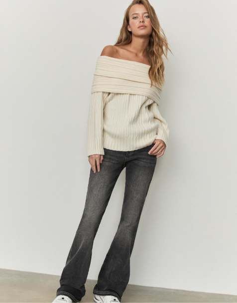 Stradivarius - Asymmetrische gebreide sweater met blote schouder in ecru - view 1
