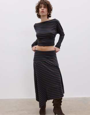 Stradivarius - Asymmetrischer, gestreifter Maxirock in Marineblau