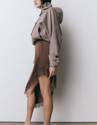 Stradivarius - Asymmetrischer Rock aus Satin in Braun-Brown