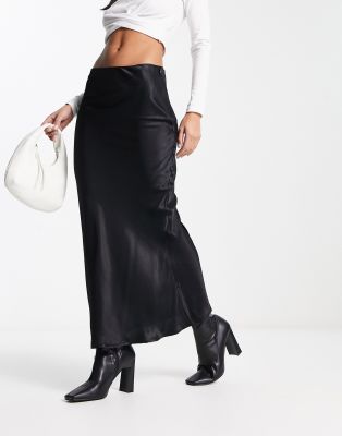 Stradivarius - Asymmetrischer Satin-Midirock in Schwarz