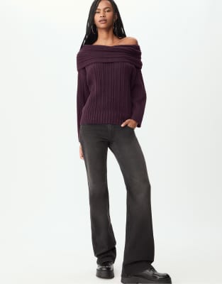Stradivarius - Asymmetrischer, schulterfreier Strickpullover in Burgunderrot