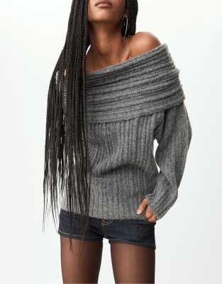 Stradivarius - Asymmetrischer, schulterfreier Strickpullover in Grau